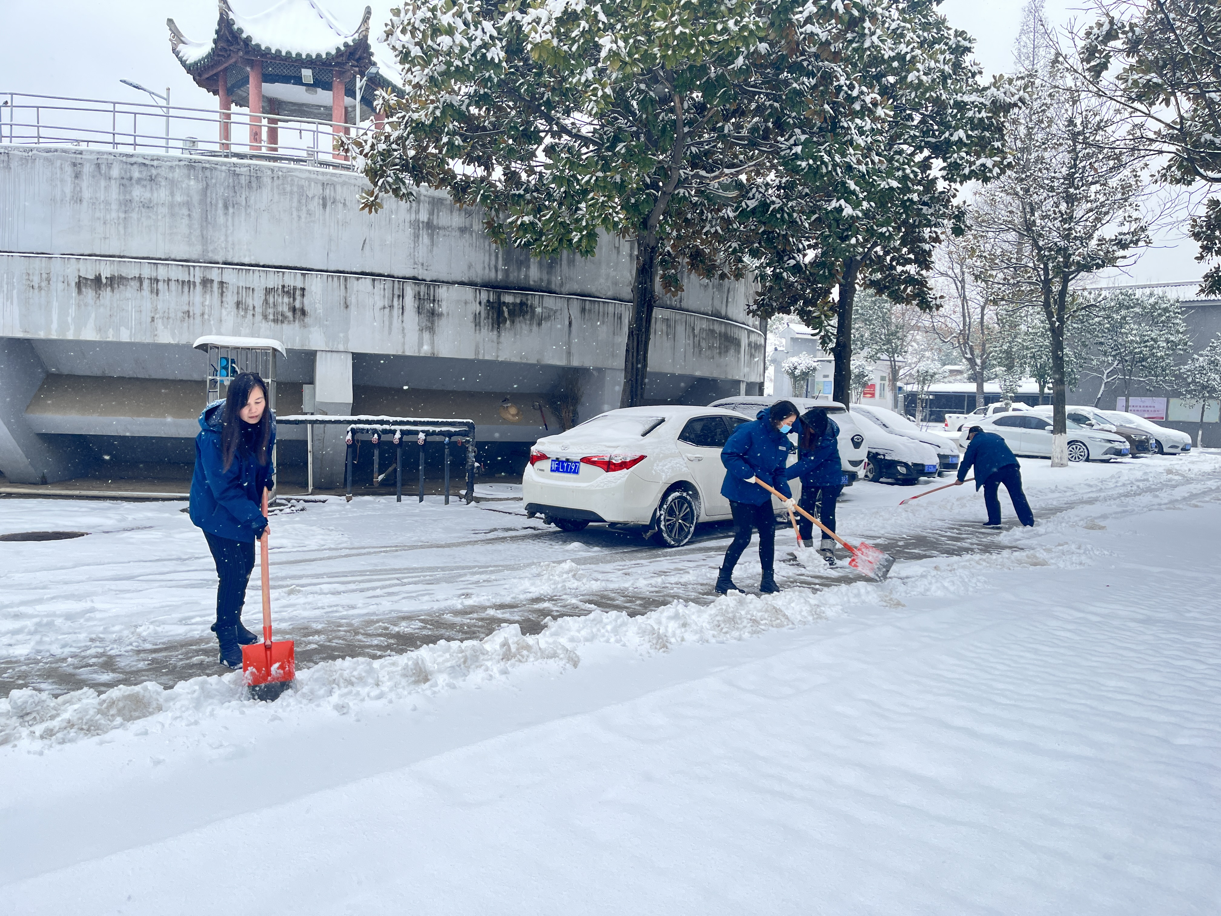 大雪来袭  逆雪而行 ——襄阳中环水务有限beat365官网抗击冰雪在行动