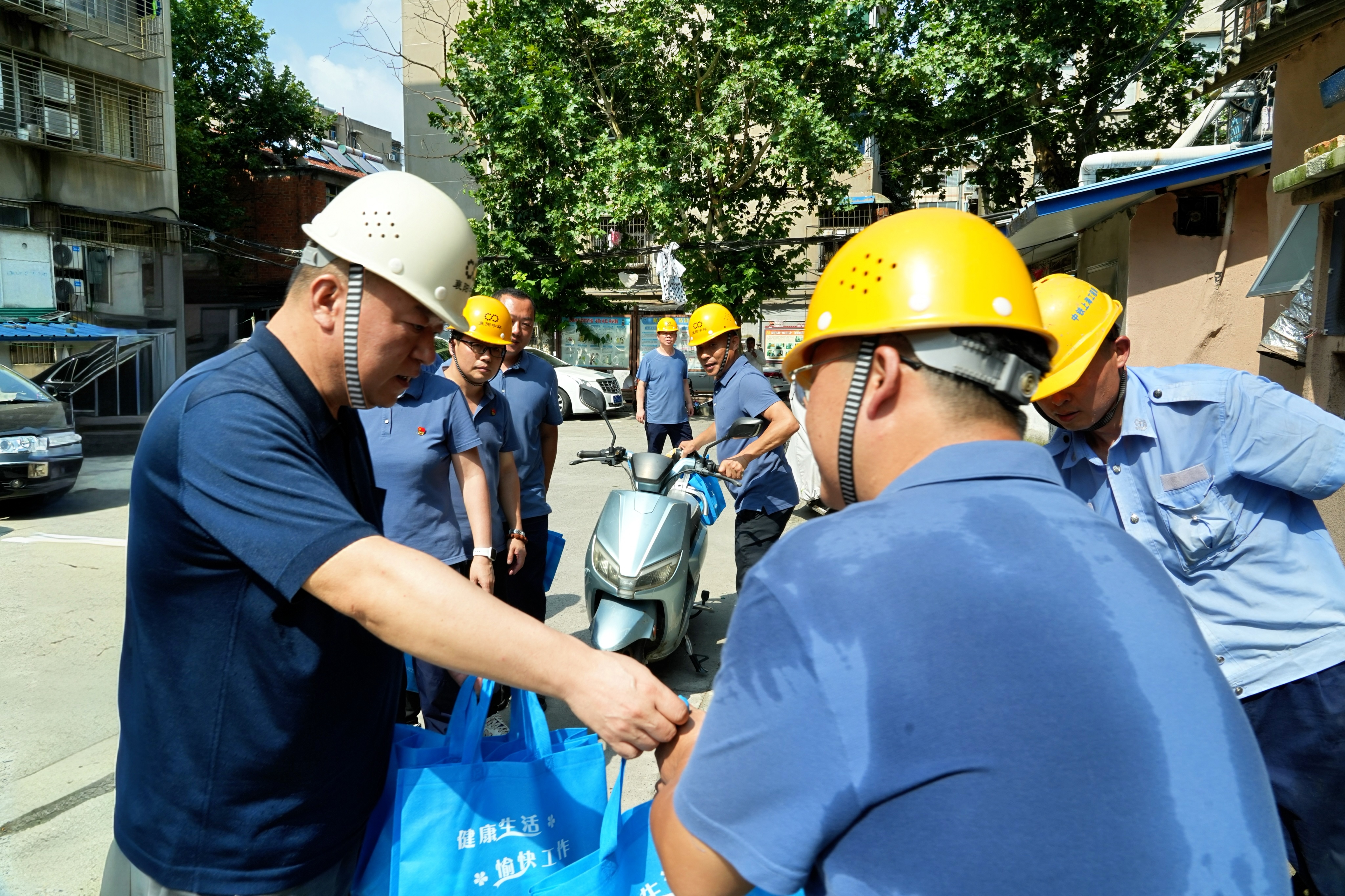 高温下你在坚守  酷暑里我送清凉  ——襄阳中环水务有限beat365官网工会开展“送清凉” 慰问一线职工活动